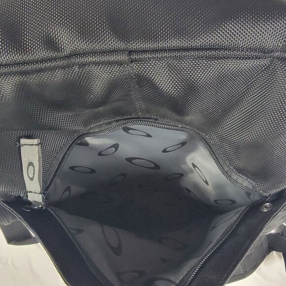 Oakley Tactical Field Gear Camouflage Black Messenger Bag Casual Outdoors - Picture 10 of 11